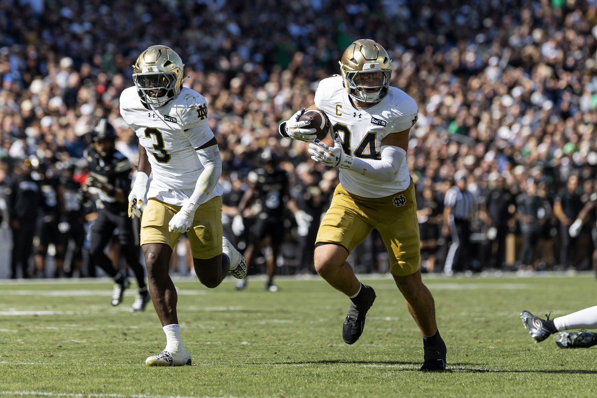 NDFootball's tweet photo. First career touchdown for the Indiana kid 😁

#GoIrish☘️ | @DraykBowen https://t.co/NJuzPF1JFl