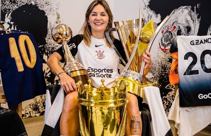 NJanfren's tweet photo. A pergunta que não quer calar:

Quando é que vão fazer um busto pra Zanotti?

Porra, 41 anos de idade e segue sendo foda pra caralho. https://t.co/uf7fFwLFde