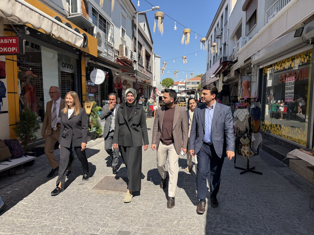 cesmeakparti's tweet photo. İlçe Başkanımız Sn.@pinarozen76 ,İlçe Koordinatörümüz Sn.@EmreNasr6 ve İlçe Teşkilatımız;“Türkiye Yüzyılı Buluşmaları” kapsamında İlçemizi ziyaret eden MKYK üyemiz Sn.Fatih Sadullah SELMAN ile beraber Çeşme çarşı esnafımızı ziyaret ettik.@Bilalsaygili @avfatihselman @akpartiizmir https://t.co/EkFRdoN1WJ