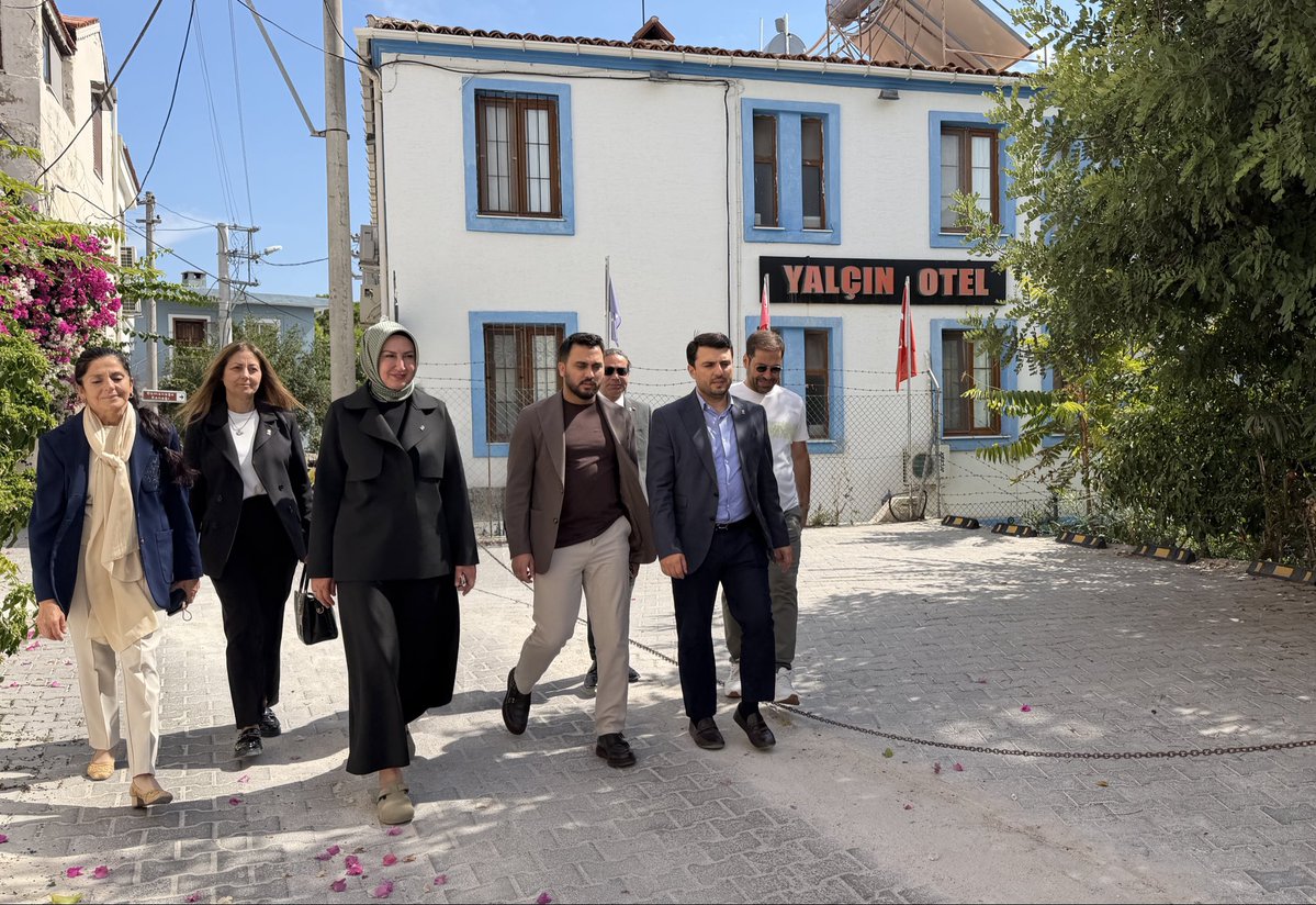 cesmeakparti's tweet photo. İlçe Başkanımız Sn.@pinarozen76 ,İlçe Koordinatörümüz Sn.@EmreNasr6 ve İlçe Teşkilatımız;“Türkiye Yüzyılı Buluşmaları” kapsamında İlçemizi ziyaret eden MKYK üyemiz Sn.Fatih Sadullah SELMAN ile beraber Çeşme çarşı esnafımızı ziyaret ettik.@Bilalsaygili @avfatihselman @akpartiizmir https://t.co/EkFRdoN1WJ