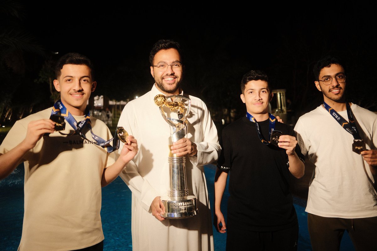 ZEEZ0_rl's tweet photo. 📸رئيس فالكــــونز مساعد الدوسري مع أبطال العالم 🏆💚 https://t.co/XW5stxGIOp