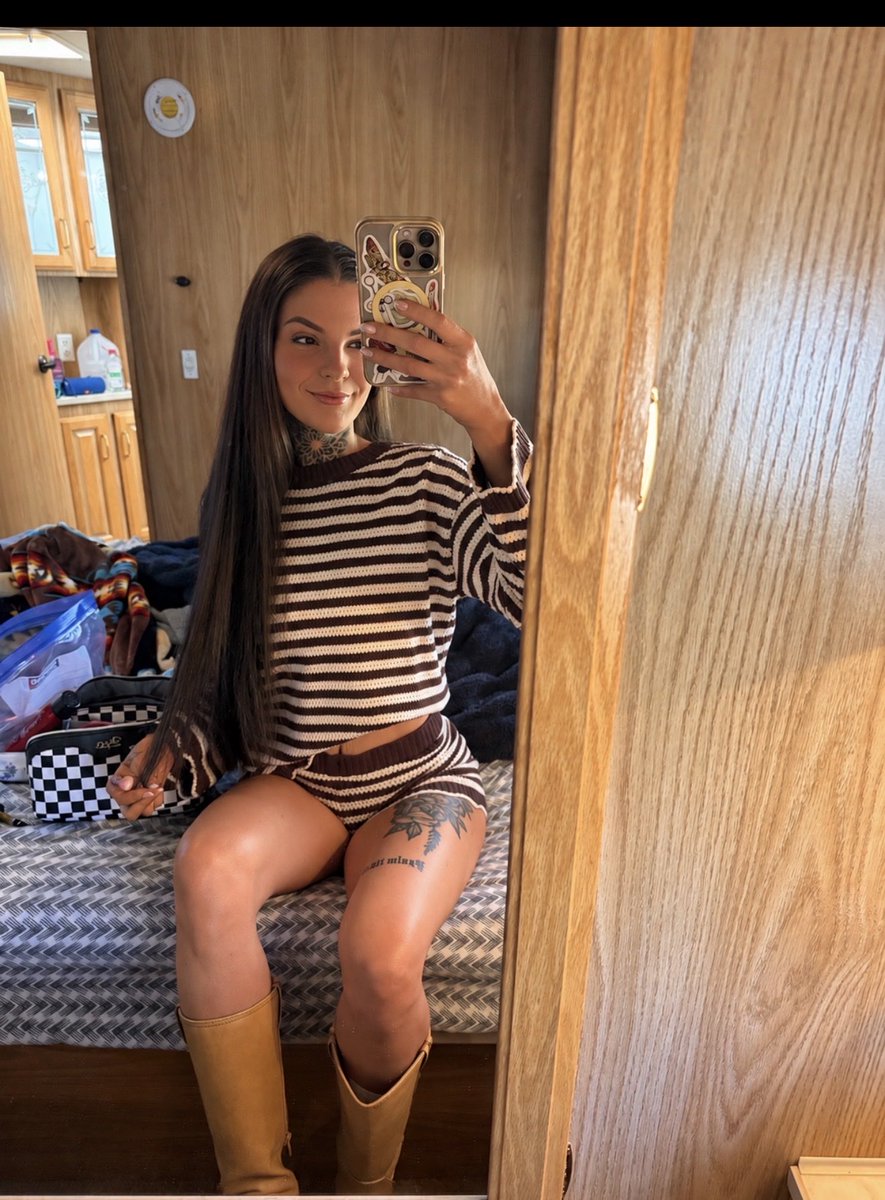 Kittykatttt0304's tweet photo. 😋 did you miss me https://t.co/ueWX8qQC9F
