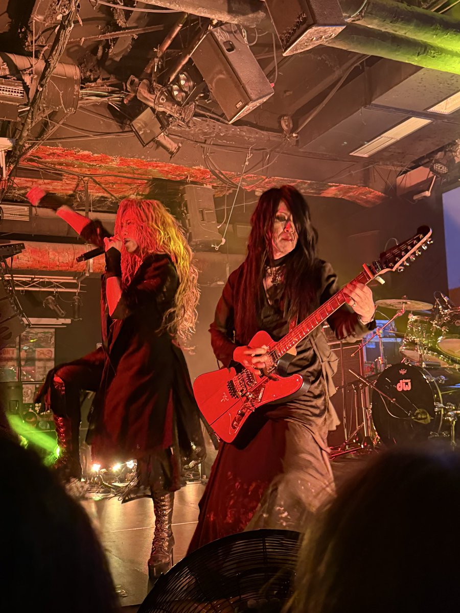 arqemist's tweet photo. KAMIJO en concierto esta noche en Madrid! Qué lujo!

Y… he estado a un palmo de HIRO de La'cryma Christi! Qué súper lujo!✨

No hemos estado a salvo de varios problemas de sonido, para variar. Pero me lo he pasado muy bien!

El año que viene ha dicho que vendrá a Barcelona ☺️ https://t.co/obJCxdiIYN