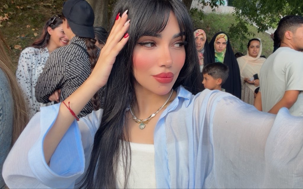 Shaadiahm's tweet photo. چرا انقدر با تنفر دارن نگاه میکنن؟😐 https://t.co/6TLjDuTpgP