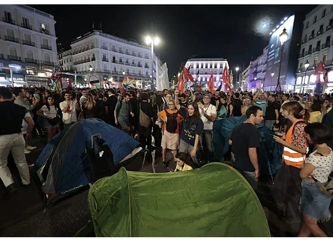 pabloharour's tweet photo. Los perroflautas han acampado de nuevo en la Puerta del Sol https://t.co/zFEAJiYl1U