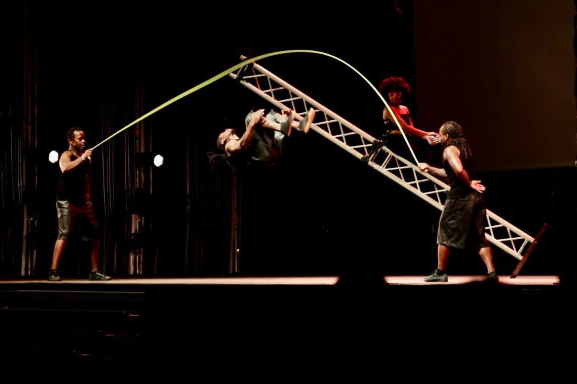 LPATemudas's tweet photo. #30TEMUDAS | MAHMUT Y NO SOLO MAHMUT
Teatro físico, acrobacia y música en directo para contar una historia real de viaje y supervivencia.
Puntocero Company nos hizo mirar más allá de las fronteras.
Con esta reflexión, el Festival baja el telón en Santa Catalina
#islascanarias https://t.co/JtL1C5hSRp