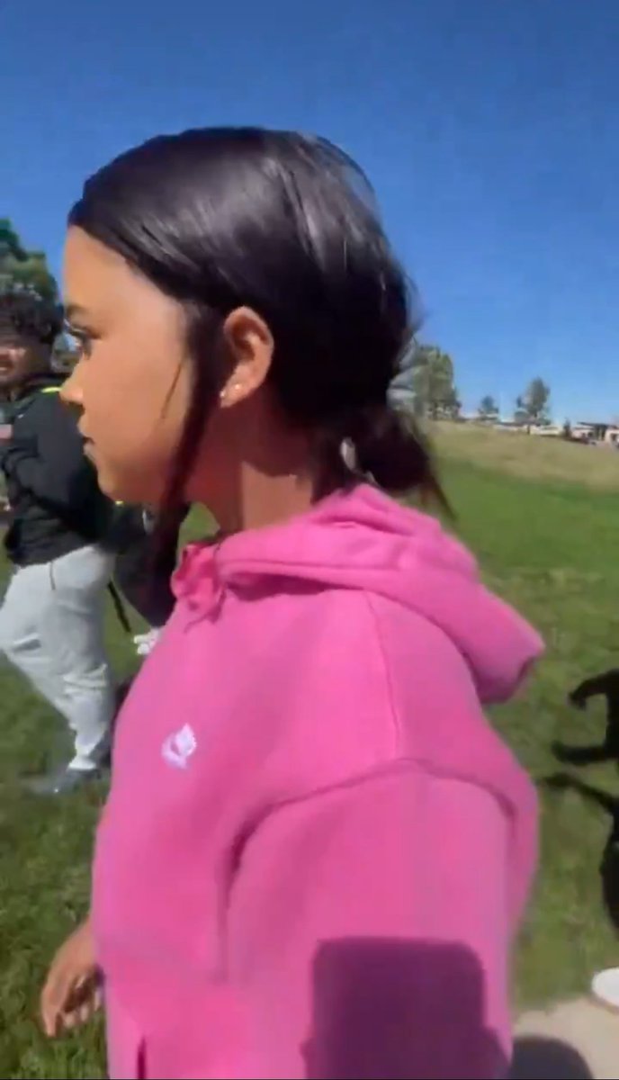 Zanhiah's tweet photo. @realgirlfights_ Pink hoodie bring her own school to watch her eating grass 😭 https://t.co/7T9LF5kPRi