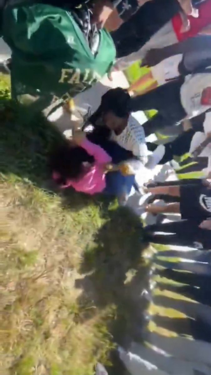 Zanhiah's tweet photo. @realgirlfights_ Pink hoodie bring her own school to watch her eating grass 😭 https://t.co/7T9LF5kPRi