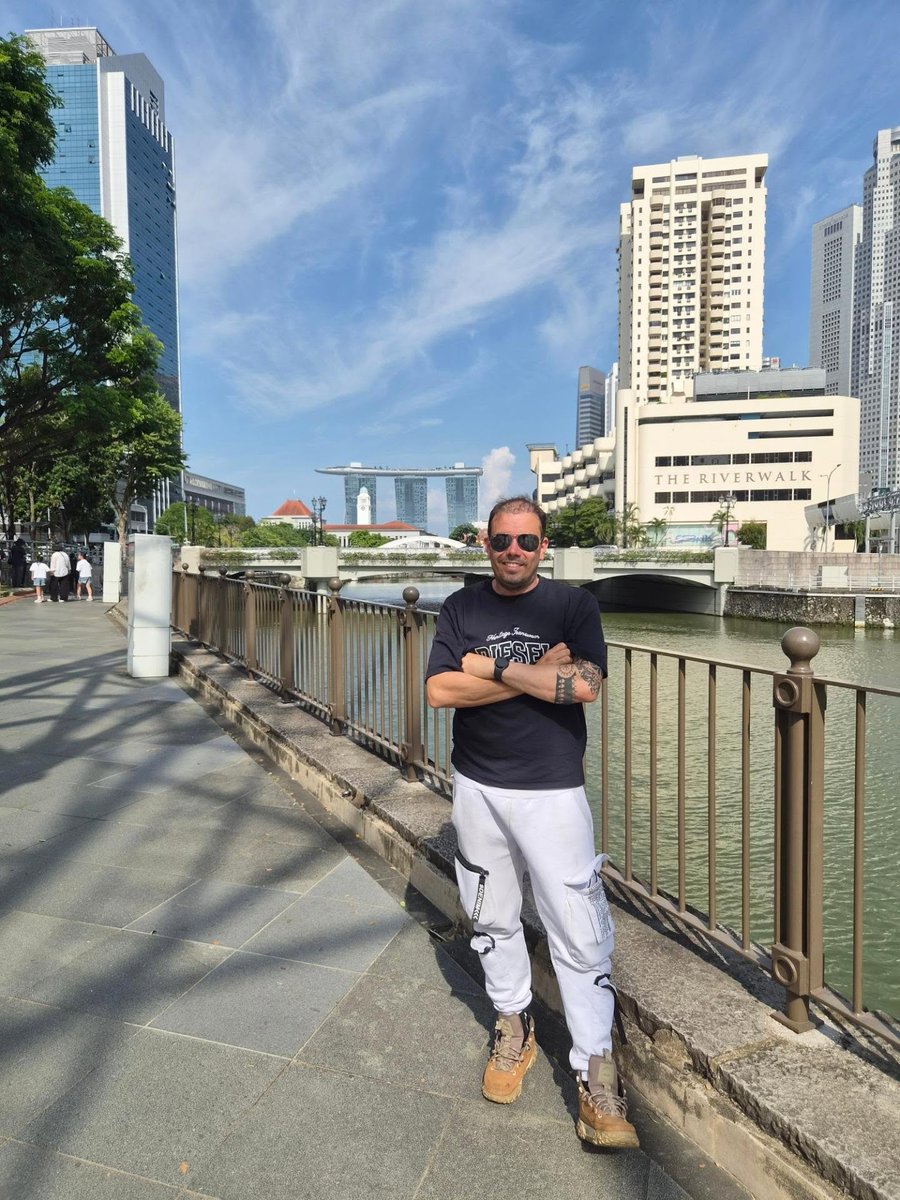 violetrodr5eok's tweet photo. Singapore’s riverside walk is a scenic 2. 5-kilometer trail stretching from Collyer Quay through Boat Quay, Clarke Quay, and Robertson Quay. It showcases Singapore’s history, iconic bridges, restored shophouses, and modern skyline. “The Riverwalk” https://t.co/Ta3NHofpw3