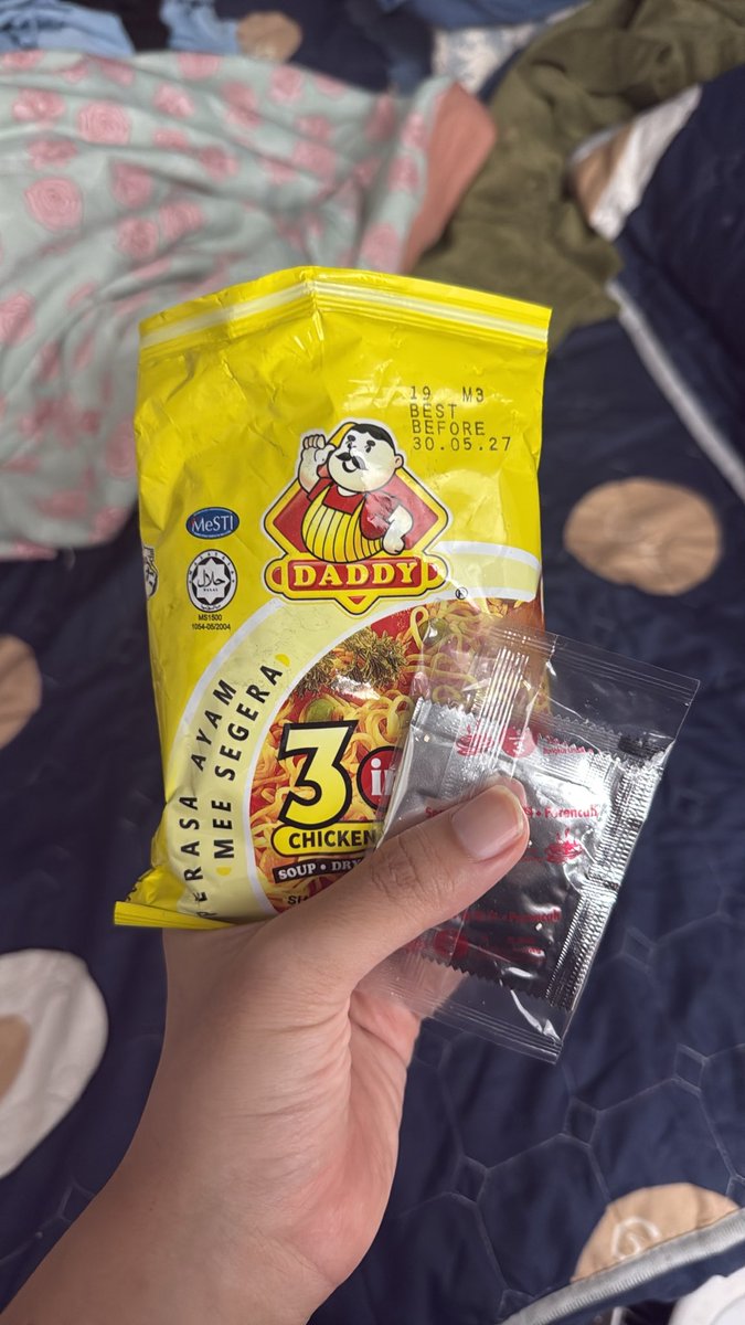 VampiricSha's tweet photo. trying this snack my friend’s girlfriend brought from brunei, hopefully its good https://t.co/S6wiBUlGOm