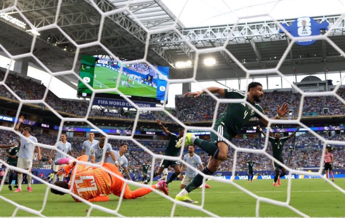 cqqw7's tweet photo. نواف العقيدي كان سبب من اسباب تأهل المنتخب لكاس العالم "بعد الله" 
العمري شايل المنتخب كثيير دفاعيًا باكثر المباريات وهو الاعب وحيد اللي سجل بكاس العالم 
مباراة المنتخب والكويت الاعلى تقييم لاعبين النصر
بس اللي زي وحيد "حيد الخلايا" يدور لتعزيز الهلاليين ورتويت وليد الفراج 😂! https://t.co/F8rYZ6TT5I