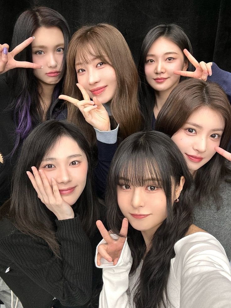 npomvtt's tweet photo. 💀💀 Yiren, ex-integrante do EVERGLOW, disse em entrevista que nunca recebeu nenhum salário em 8 anos de carreira como idol.

Ela depende financeiramente da mãe e disse que está se planejando para conseguir pagar seus pais. https://t.co/BTEAHI9okM