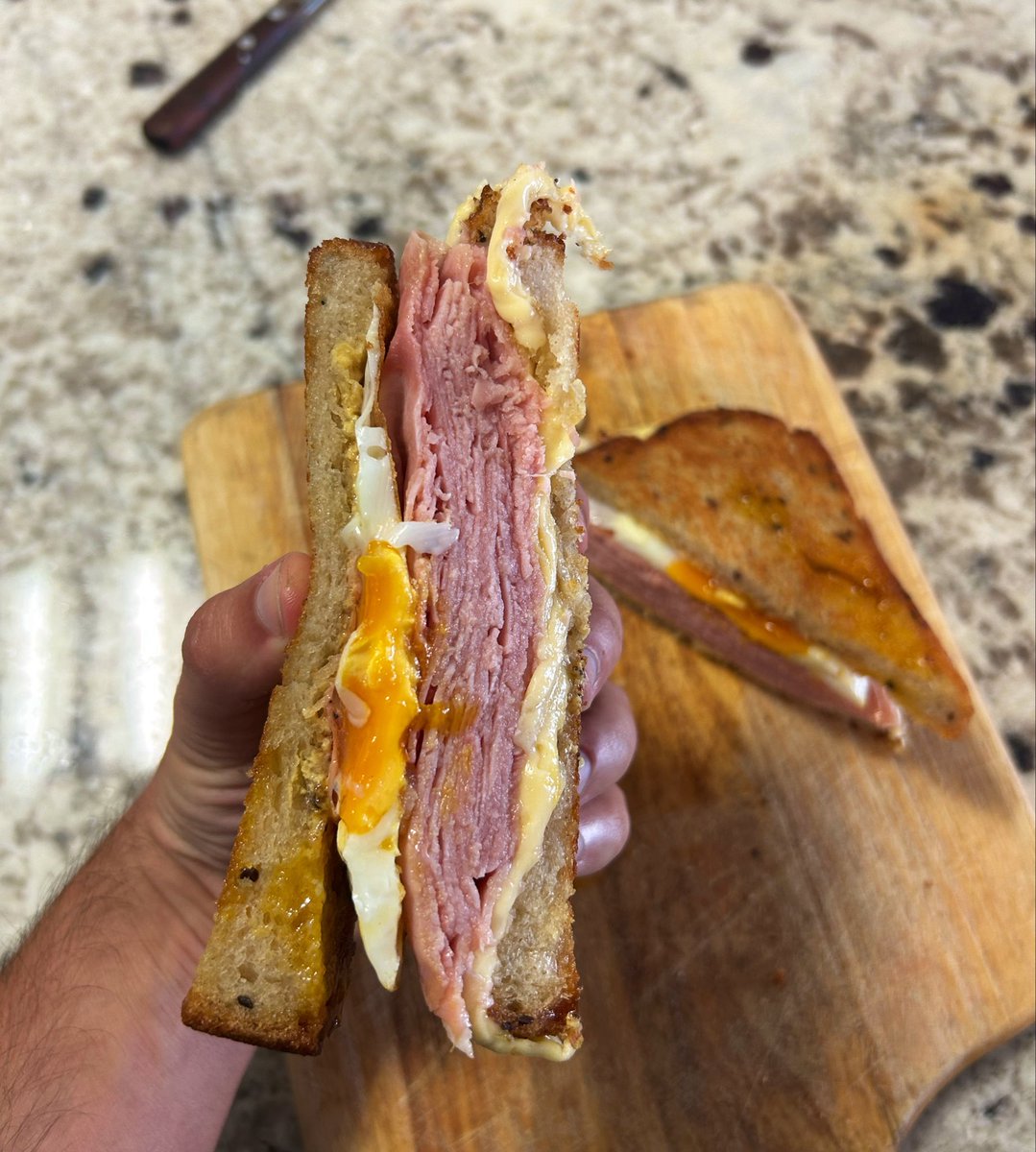 agusgesiete's tweet photo. Cada uno merienda lo que puede. Aguante el pan lactal de masa madre de Atelier Fuerza https://t.co/gdfYFCNGji