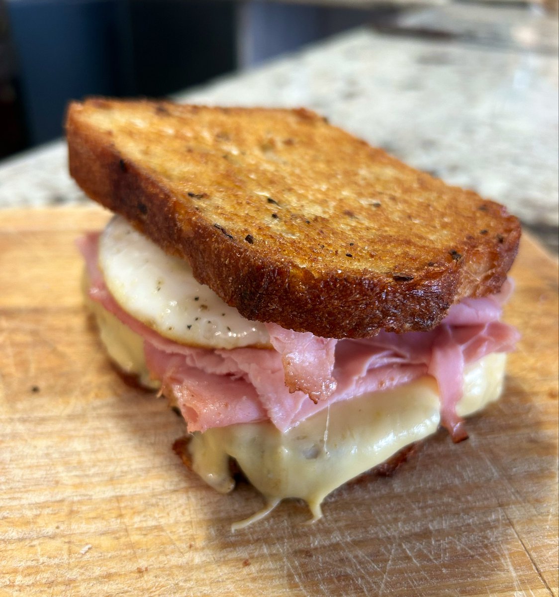 agusgesiete's tweet photo. Cada uno merienda lo que puede. Aguante el pan lactal de masa madre de Atelier Fuerza https://t.co/gdfYFCNGji
