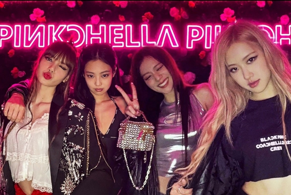 lalisalovemme's tweet photo. throwback to when the pinks didn't give us an ot4 pic with the iconic pinkchella sign so i had to take matters into my own hands 😭😭 https://t.co/8lreVFJduG