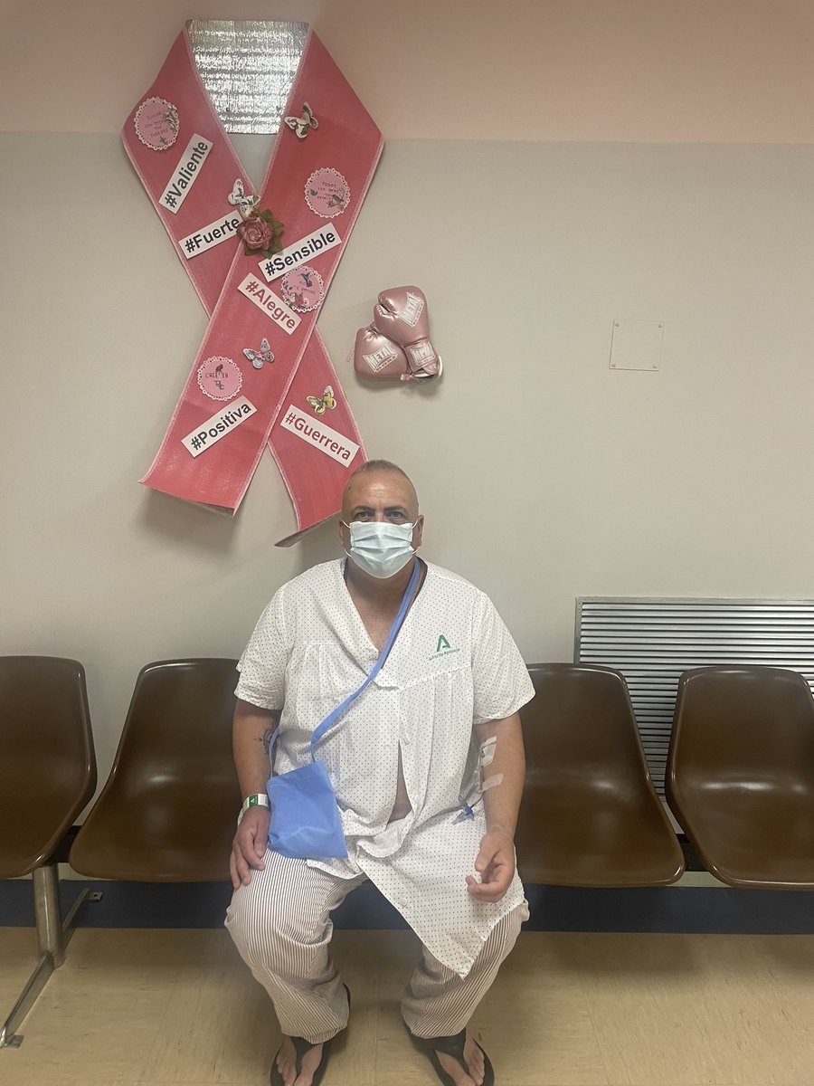 chemagar's tweet photo. Esta foto es de unos días después de mi operación de cáncer de mama, el 19 de octubre de 2022.
Se acerca el mes rosa y detrás hay un lazo rosa.
Quizá le falte un punto azul.
También es nuestro cáncer. También necesitamos visibilidad.
#CáncerDeMamaMasculino #MesRosa https://t.co/IMUbHxeMk3