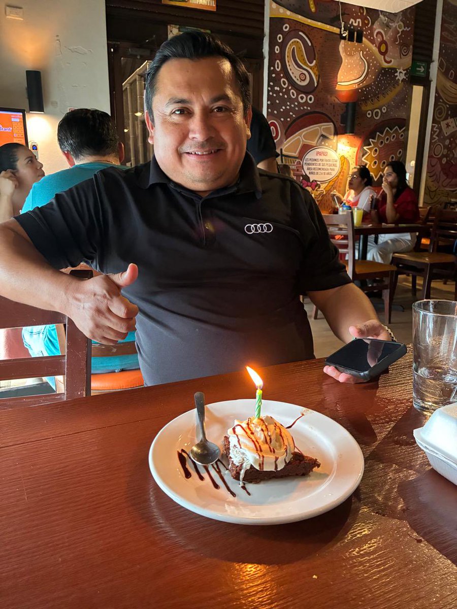 oscarcelake's tweet photo. Así se ven 44 años bien vividos. #Septiembre #sabadodecumpleaños https://t.co/wCsy99RitF