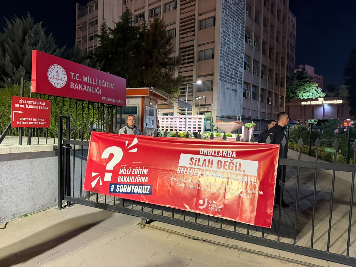 chpgenclik_gm's tweet photo. 📍 Ankara | Millî Eğitim Bakanlığı

​Okullarda silah değil, gelecek umudu olmalı!

​Gençlik Kolları Genel Sekreterimiz Diyar Kesebir, Gençlik Kolları Genel Başkan Yardımcımız Yiğithan Bulat, Ankara İl Gençlik Kolları Başkanımız Ozan Kul ve Ankara İl Örgütümüzle birlikte Millî Eğitim Bakanlığı önünde sesimizi yükselttik.

​Sıra arkadaşlarımız okula korkuyla değil, umutla gitmeli!

​#Soruyoruz
#OkullardaSilahDeğilUmutOlmalı