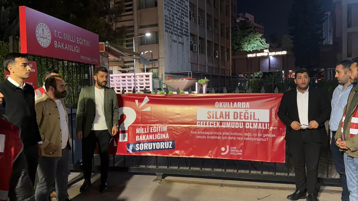 chpgenclik_gm's tweet photo. 📍 Ankara | Millî Eğitim Bakanlığı

​Okullarda silah değil, gelecek umudu olmalı!

​Gençlik Kolları Genel Sekreterimiz Diyar Kesebir, Gençlik Kolları Genel Başkan Yardımcımız Yiğithan Bulat, Ankara İl Gençlik Kolları Başkanımız Ozan Kul ve Ankara İl Örgütümüzle birlikte Millî Eğitim Bakanlığı önünde sesimizi yükselttik.

​Sıra arkadaşlarımız okula korkuyla değil, umutla gitmeli!

​#Soruyoruz
#OkullardaSilahDeğilUmutOlmalı