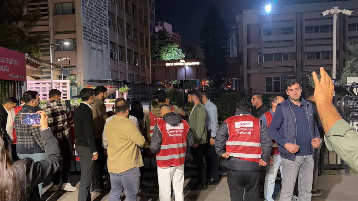 chpgenclik_gm's tweet photo. 📍 Ankara | Millî Eğitim Bakanlığı

​Okullarda silah değil, gelecek umudu olmalı!

​Gençlik Kolları Genel Sekreterimiz Diyar Kesebir, Gençlik Kolları Genel Başkan Yardımcımız Yiğithan Bulat, Ankara İl Gençlik Kolları Başkanımız Ozan Kul ve Ankara İl Örgütümüzle birlikte Millî Eğitim Bakanlığı önünde sesimizi yükselttik.

​Sıra arkadaşlarımız okula korkuyla değil, umutla gitmeli!

​#Soruyoruz
#OkullardaSilahDeğilUmutOlmalı