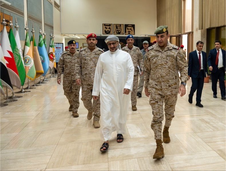 Alhjwry2030's tweet photo. با نعود بقوة الله القوي
رغم أنفك يالمنافق بانعود

دامنا نمشي على النهج السوي
با نواصل درب الاباء  والجدود

من بقانا اكباد الأعداء تشتوي
ثابتين مثل الجبل قوه صمود

با نكر كره لها تسمع دوي
تحرق الغازي واوهام الحقود 

ضرغام الحجوري

#سبتمبر_مجيد https://t.co/56q61EF5Kk