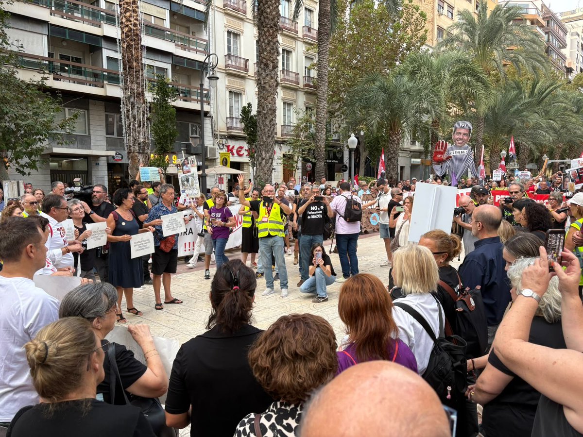 AccioCulturalPV's tweet photo. La concentració a Alacant abans amb el so de la muixeranga i una crida ben important: 

31 d'octubre, manifestació a València. 

Segon aniversari de la DANA.

#NiOblitNiPerdó https://t.co/oS6uQb0fZU