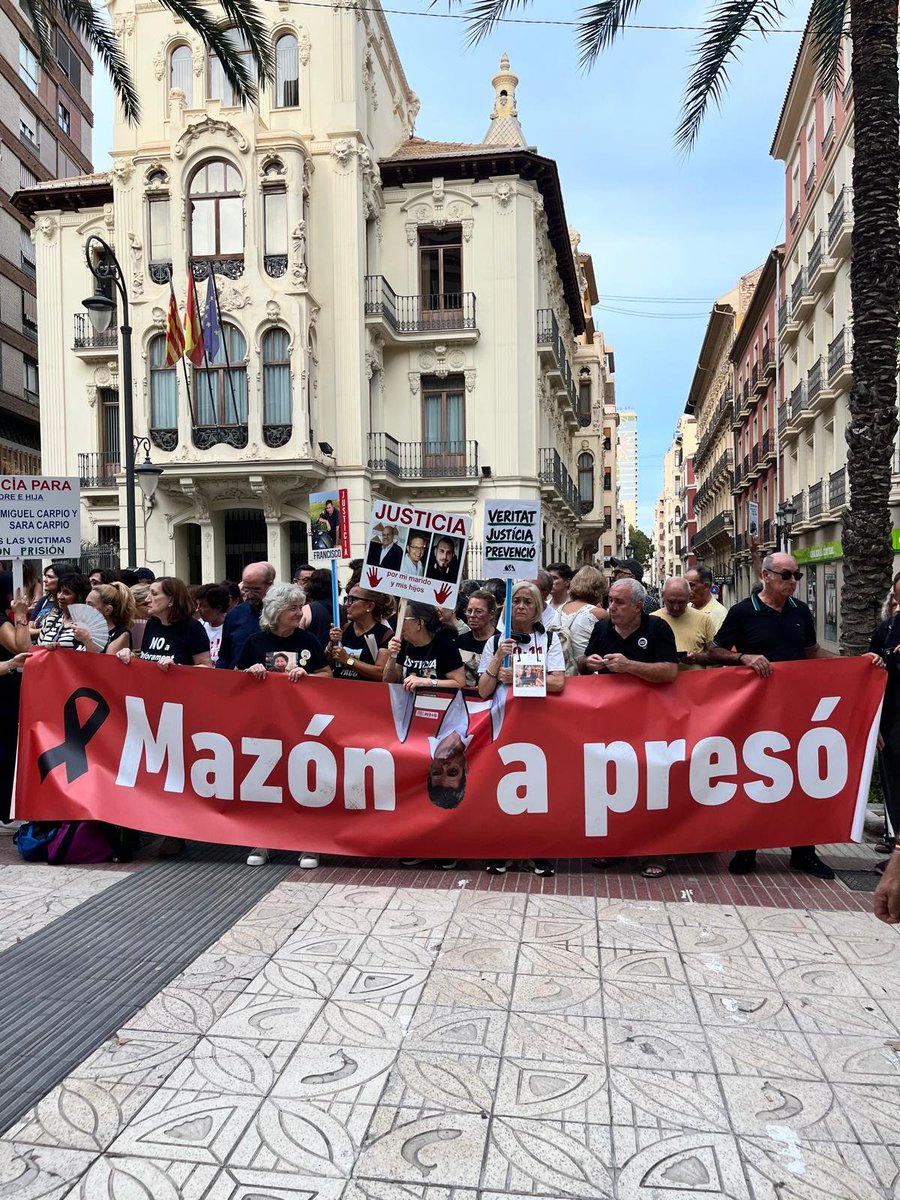 AccioCulturalPV's tweet photo. La concentració a Alacant abans amb el so de la muixeranga i una crida ben important: 

31 d'octubre, manifestació a València. 

Segon aniversari de la DANA.

#NiOblitNiPerdó https://t.co/oS6uQb0fZU