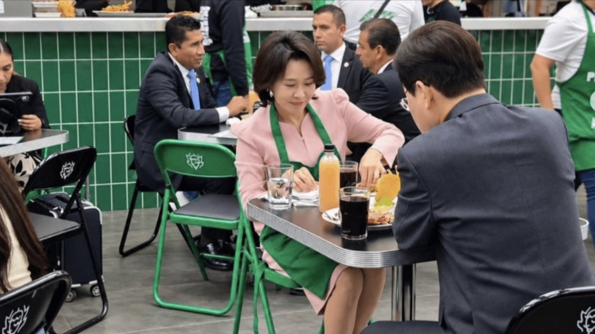 JesusMartinMx's tweet photo. Solo vean la diferencia. El PRESIDENTE de Corea del Sur Lee Jae-myung, junto con su esposa, degustan tacos mexicanos en la colonia Roma antes del concierto de #StrayKids. En cambio el tal andy, que es nadie, tuvo que cerrar un local para reventarse vinos de 20k. Así o más claro. https://t.co/Rg4k2FWILa