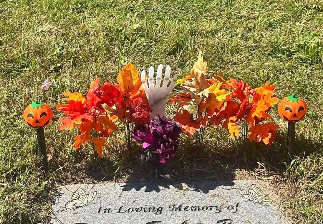 UrVenusAndFire's tweet photo. With my oldest sister at moms grave 💜🪽 https://t.co/R881LBDO5o