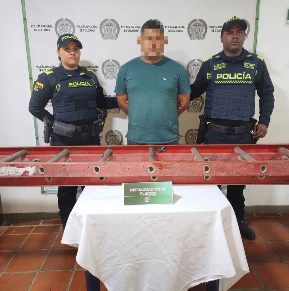 noticiasyabq's tweet photo. Capturado por manipulación de redes eléctricas en flagrancia en el corregimiento de Campeche Atl.

En operativos y estrategias orientadas a contrarrestar la manipulación no autorizada de las redes de energía y asegurar la prestación eficiente del servicio, las autoridades capturaron en flagrancia a un sujeto en el corregimiento de Campeche, en jurisdicción de Baranoa.

El procedimiento se llevó a cabo en inmediaciones de la carretera La Cordialidad con la carrera 13, cuando una persona estaba realizando una conexión ilegal y antitécnica.

Durante el procedimiento de registro y control, las autoridades incautaron una escalera metálica de extensión y herramientas.

Tras su aprehensión, el capturado fue puesto a disposición de la Unidad de Reacción Inmediata de la Fiscalía para responder por el delito de Defraudación de Fluidos, contemplado en el Artículo 256 del Código Penal Colombiano. 
@Aire_Energia