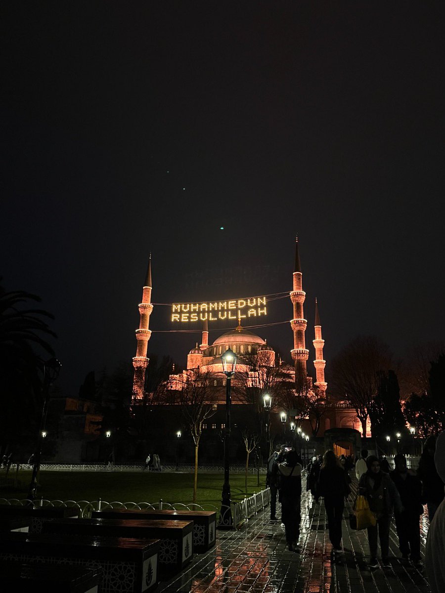 Senanurrcoktan's tweet photo. İstanbul’da tifüs, memlekette zelzele, dışarıda harp, ben sana aşığım: https://t.co/7b0BR4T570