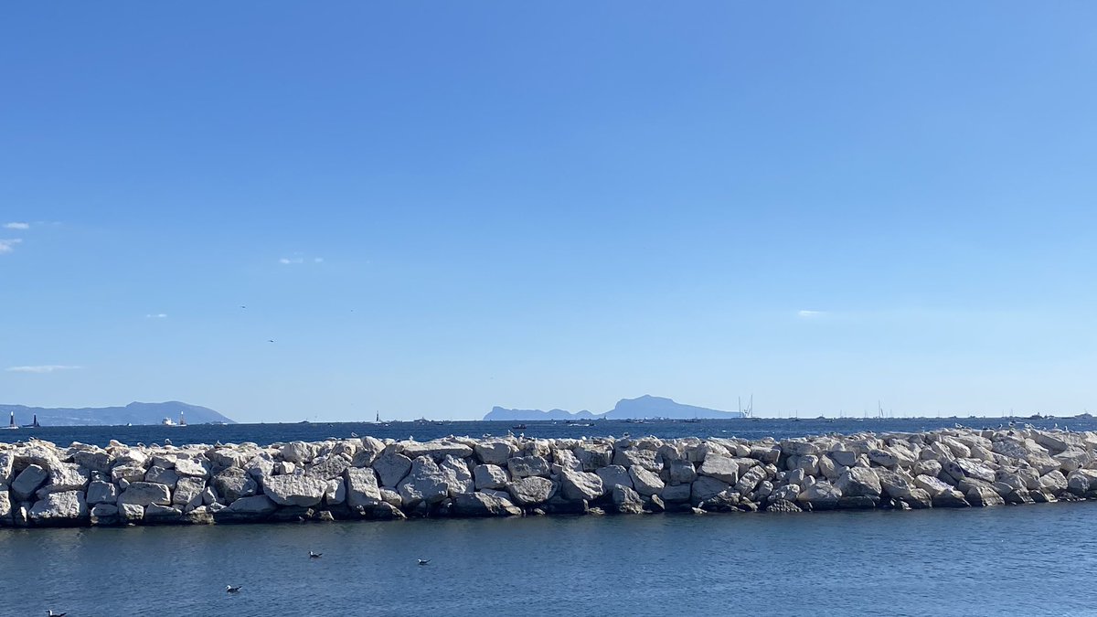 Larry62Black's tweet photo. le barche a vela gareggiano nel golfo con Capri sullo sfondo  in una giornata di sole spettacolare che sembra ancora piena estate... https://t.co/ZbEDnjBHze