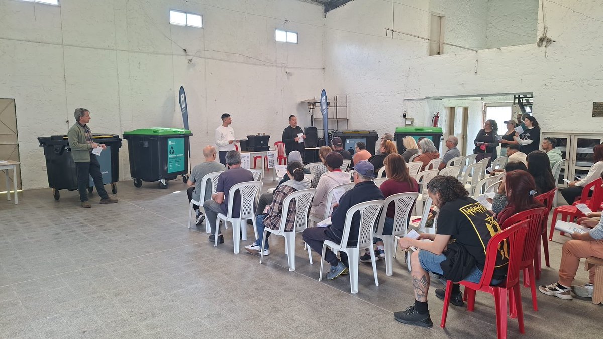 Leoherou's tweet photo. Carrasco Norte, Malvín Norte y Flor de Maroñas 🌱

Retiramos contenedores de la vía pública y 960 familias se suman al Programa Hogares Sustentables.

Más limpieza, clasificación, reciclaje y más compromiso con nuestros barrios

Seguimos, barrio a barrio, transformando Montevideo https://t.co/6QZ5HxOysu