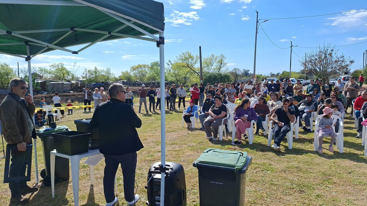 Leoherou's tweet photo. Carrasco Norte, Malvín Norte y Flor de Maroñas 🌱

Retiramos contenedores de la vía pública y 960 familias se suman al Programa Hogares Sustentables.

Más limpieza, clasificación, reciclaje y más compromiso con nuestros barrios

Seguimos, barrio a barrio, transformando Montevideo https://t.co/6QZ5HxOysu
