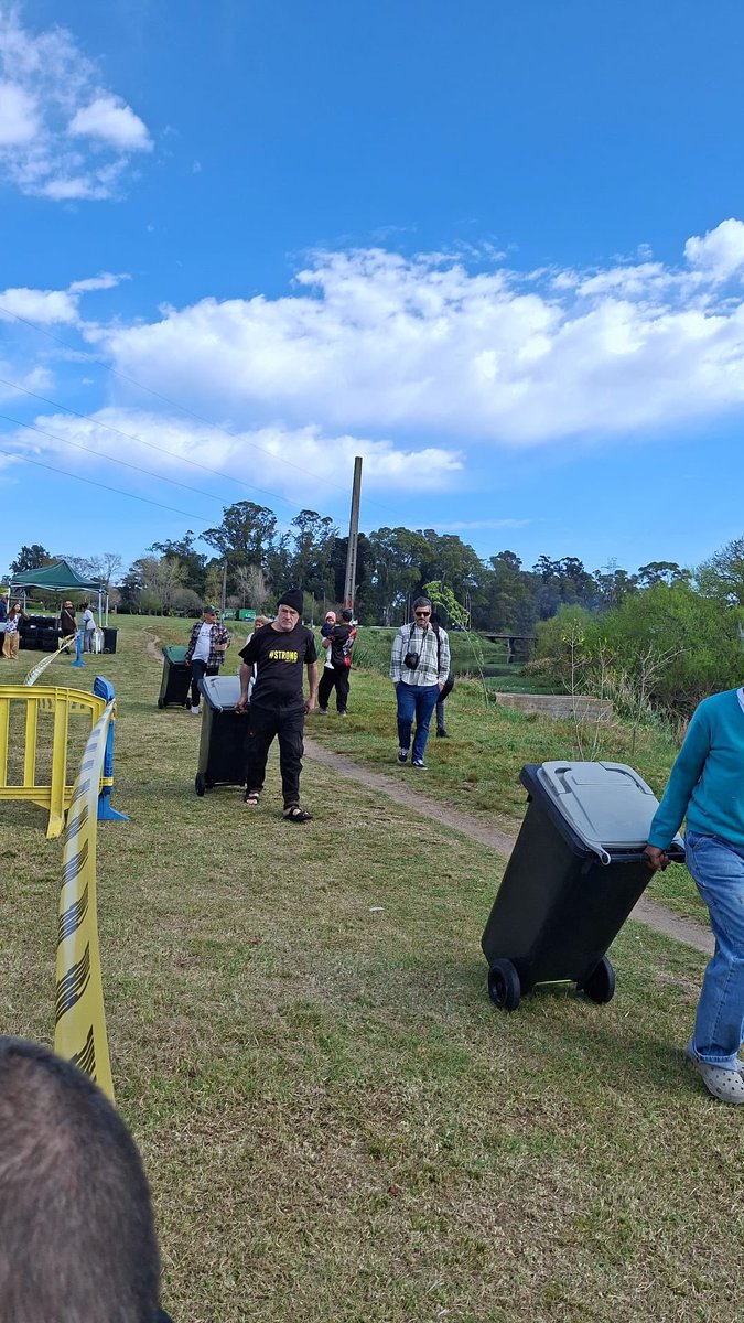 Leoherou's tweet photo. Carrasco Norte, Malvín Norte y Flor de Maroñas 🌱

Retiramos contenedores de la vía pública y 960 familias se suman al Programa Hogares Sustentables.

Más limpieza, clasificación, reciclaje y más compromiso con nuestros barrios

Seguimos, barrio a barrio, transformando Montevideo https://t.co/6QZ5HxOysu