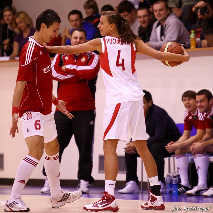 8Samuraj's tweet photo. @quenek010 @Wisla_Basket @mzietara7 Bałkany się spotkały :D Maja i Bunoza https://t.co/GtJ7p05Hm8