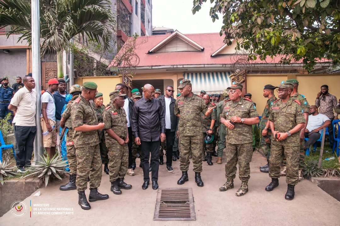 michombero's tweet photo. Crash de Kenge : Guy Kabombo réunit en urgence le haut commandement des FARDC

Le vice-Premier ministre, ministre de la Défense nationale et des Anciens Combattants, Guy Kabombo Muadiamvita, a présidé ce samedi 26 septembre à Kinshasa une réunion d’urgence du haut commandement des Forces armées de la République démocratique du Congo (FARDC), au lendemain du crash aérien de Kenge qui a coûté la vie à deux officiers généraux de la justice militaire.

Les victimes sont le lieutenant-général magistrat Joseph Mutombo Katalayi Tiende, Premier président de la Haute Cour militaire, et le lieutenant-général Lucien-René Likulia Bakumi, auditeur général des FARDC près la Haute Cour militaire. Ils faisaient partie de la délégation décédée dans l’accident survenu le vendredi 25 septembre dans la province du Kwango.

Au cours de la réunion, Guy Kabombo a demandé aux membres du haut commandement d’observer « une attitude empreinte de respect et de dignité » en hommage aux disparus. Il les a également appelés à faire preuve « d’un sens élevé du devoir, de la responsabilité et de la solidarité institutionnelle » durant cette période de deuil.

Le ministre a indiqué que les investigations se poursuivent afin de déterminer les circonstances exactes du crash. Il a précisé que l’organisation des obsèques relèvera des autorités compétentes, conformément aux instructions du président de la République, Félix Tshisekedi, commandant suprême des FARDC.

Selon le ministère de la Défense, trois axes ont été retenus pour coordonner la réponse institutionnelle liée aux funérailles et aux hommages officiels destinés aux deux officiers généraux, en reconnaissance de leur carrière au service de la justice militaire et des FARDC.

À l’issue de la réunion, @GuyKabombo 
s’est rendu auprès des familles des victimes pour leur présenter les condoléances du gouvernement et leur assurer du soutien de l’État.