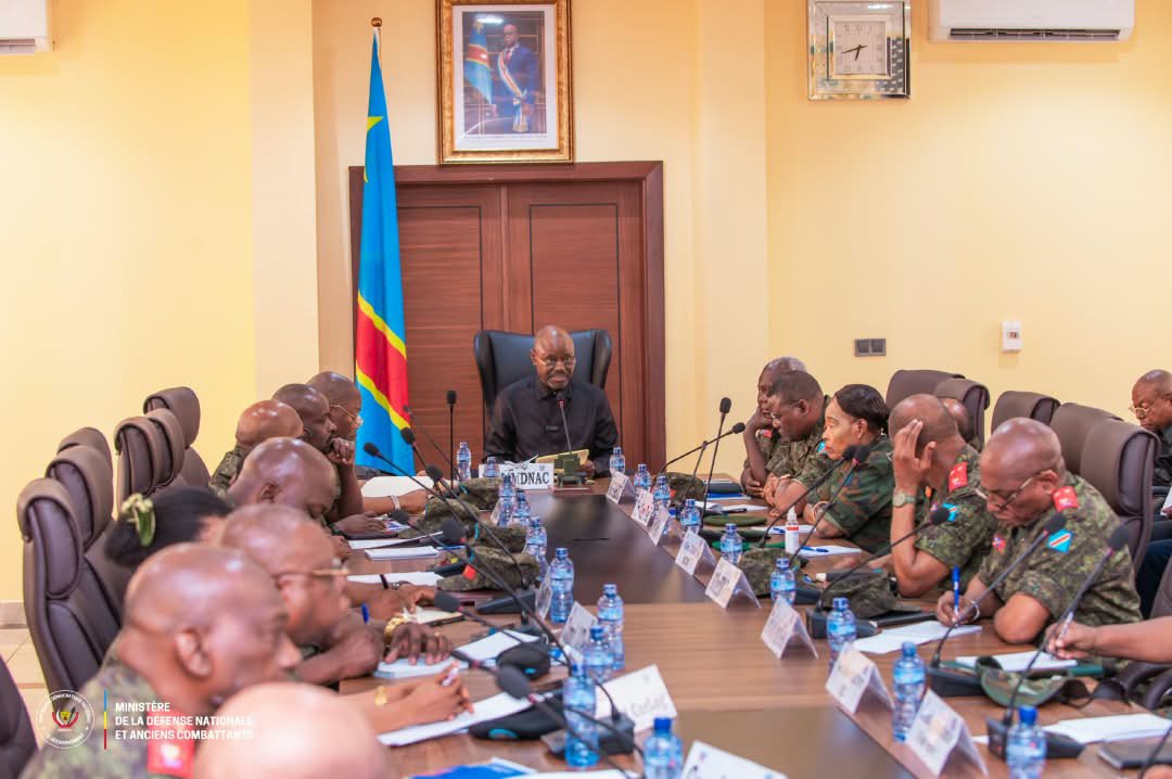 michombero's tweet photo. Crash de Kenge : Guy Kabombo réunit en urgence le haut commandement des FARDC

Le vice-Premier ministre, ministre de la Défense nationale et des Anciens Combattants, Guy Kabombo Muadiamvita, a présidé ce samedi 26 septembre à Kinshasa une réunion d’urgence du haut commandement des Forces armées de la République démocratique du Congo (FARDC), au lendemain du crash aérien de Kenge qui a coûté la vie à deux officiers généraux de la justice militaire.

Les victimes sont le lieutenant-général magistrat Joseph Mutombo Katalayi Tiende, Premier président de la Haute Cour militaire, et le lieutenant-général Lucien-René Likulia Bakumi, auditeur général des FARDC près la Haute Cour militaire. Ils faisaient partie de la délégation décédée dans l’accident survenu le vendredi 25 septembre dans la province du Kwango.

Au cours de la réunion, Guy Kabombo a demandé aux membres du haut commandement d’observer « une attitude empreinte de respect et de dignité » en hommage aux disparus. Il les a également appelés à faire preuve « d’un sens élevé du devoir, de la responsabilité et de la solidarité institutionnelle » durant cette période de deuil.

Le ministre a indiqué que les investigations se poursuivent afin de déterminer les circonstances exactes du crash. Il a précisé que l’organisation des obsèques relèvera des autorités compétentes, conformément aux instructions du président de la République, Félix Tshisekedi, commandant suprême des FARDC.

Selon le ministère de la Défense, trois axes ont été retenus pour coordonner la réponse institutionnelle liée aux funérailles et aux hommages officiels destinés aux deux officiers généraux, en reconnaissance de leur carrière au service de la justice militaire et des FARDC.

À l’issue de la réunion, @GuyKabombo 
s’est rendu auprès des familles des victimes pour leur présenter les condoléances du gouvernement et leur assurer du soutien de l’État.