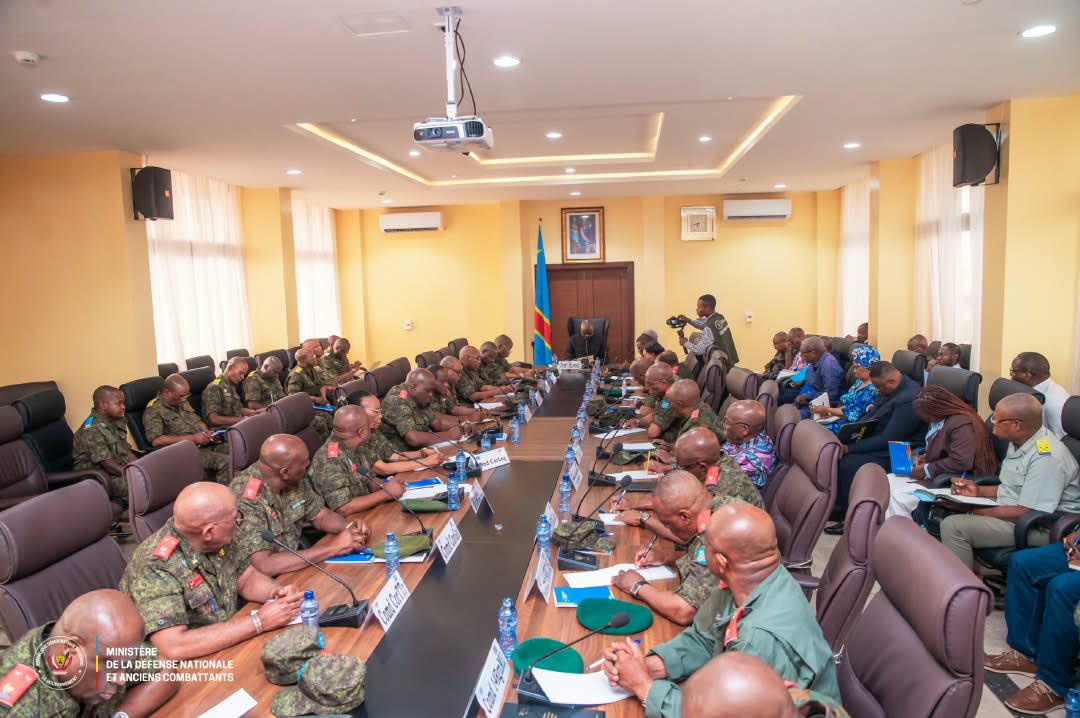 michombero's tweet photo. Crash de Kenge : Guy Kabombo réunit en urgence le haut commandement des FARDC

Le vice-Premier ministre, ministre de la Défense nationale et des Anciens Combattants, Guy Kabombo Muadiamvita, a présidé ce samedi 26 septembre à Kinshasa une réunion d’urgence du haut commandement des Forces armées de la République démocratique du Congo (FARDC), au lendemain du crash aérien de Kenge qui a coûté la vie à deux officiers généraux de la justice militaire.

Les victimes sont le lieutenant-général magistrat Joseph Mutombo Katalayi Tiende, Premier président de la Haute Cour militaire, et le lieutenant-général Lucien-René Likulia Bakumi, auditeur général des FARDC près la Haute Cour militaire. Ils faisaient partie de la délégation décédée dans l’accident survenu le vendredi 25 septembre dans la province du Kwango.

Au cours de la réunion, Guy Kabombo a demandé aux membres du haut commandement d’observer « une attitude empreinte de respect et de dignité » en hommage aux disparus. Il les a également appelés à faire preuve « d’un sens élevé du devoir, de la responsabilité et de la solidarité institutionnelle » durant cette période de deuil.

Le ministre a indiqué que les investigations se poursuivent afin de déterminer les circonstances exactes du crash. Il a précisé que l’organisation des obsèques relèvera des autorités compétentes, conformément aux instructions du président de la République, Félix Tshisekedi, commandant suprême des FARDC.

Selon le ministère de la Défense, trois axes ont été retenus pour coordonner la réponse institutionnelle liée aux funérailles et aux hommages officiels destinés aux deux officiers généraux, en reconnaissance de leur carrière au service de la justice militaire et des FARDC.

À l’issue de la réunion, @GuyKabombo 
s’est rendu auprès des familles des victimes pour leur présenter les condoléances du gouvernement et leur assurer du soutien de l’État.