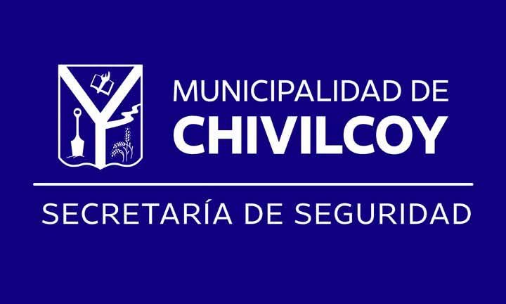 MuniChivilcoy's tweet photo. COMUNICADO DE PRENSA

​La Secretaría de Seguridad aclara la situación respecto al local comercial de la calle Ramón Biaus.

​Ante la difusión de un video en redes sociales sobre un supuesto hecho de censura o clausura, la Secretaría de Seguridad informa a la comunidad sobre los motivos de la reunión llevada a cabo el pasado viernes 25 de septiembre a las 12:30 con el Sr. Mariano García Barbaz, titular del espacio ubicado en Ramón Biaus N.º 43.

​Reunión informativa, no clausura: El encuentro tuvo un carácter meramente informativo y de diálogo preventivo para evitar el avance hacia sanciones o medidas mayores. El establecimiento no ha sido clausurado.

​Motivo del encuentro: La convocatoria respondió a reiteradas denuncias de los vecinos del barrio por ruidos molestos, disturbios en la vía pública, música a alto volumen durante la noche y presencia de personas alcoholizadas.

​Rubro habilitado vs. actividad real: El local cuenta con habilitación municipal para "Salón de usos múltiples, talleres, exposiciones y encuentros culturales" (sin admisión de eventos bailables), con una superficie de 60 m² y una capacidad máxima de 30 personas.

​Exceso de capacidad e irregularidades: En las actividades realizadas —donde el propio titular manifestó ceder el espacio para la presentación de bandas en vivo en horarios nocturnos— se ha excedido holgadamente tanto el objeto del rubro como el factor de ocupación permitido, utilizando indebidamente la vía pública y el patio de la vivienda particular.

​Desde el municipio se enfatiza que en ningún momento existió censura sobre las expresiones culturales. 

La intervención busca garantizar que las actividades del lugar se encuadren dentro de la normativa legal vigente, y se planteo de forma preventiva, mediante la búsqueda de consensos para evitar medidas restrictivas.