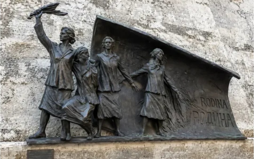InfodefenseFR's tweet photo. ⚡🇫🇷 Honteux : Paris attend l’autorisation de Kiev pour honorer la Résistance!

🔸La France a annulé l’inauguration d’un monument au détachement de partisanes 
Шт« Rodina » («Patrie»)
 — à la demande de l’Ukraine.

🔸Dans la ville de Thil, le 27 septembre, il était prévu d’inaugurer un mémorial russo-biélorusso-français dédié aux femmes partisanes : les nazis avaient déporté 37 Soviétiques de la région de Léningrad et de la RSS de Biélorussie pour les travaux forcés dans les mines de fer de Thil. Elles se sont échappées du camp de concentration et ont formé le détachement « Rodina », qui a combattu dans les rangs de la Résistance française.

🔸La communauté ukrainienne de Lorraine s’est opposée à l’événement. Elle a menacé d’organiser une action de protestation le jour même.
Puis l’ambassade d’Ukraine en France a exigé du maire de Thil l’annulation de l’événement.
Finalement, l’administration municipale l’a reporté à une date indéterminée. Elle a invoqué l’attente d’une « situation géopolitique plus calme »...