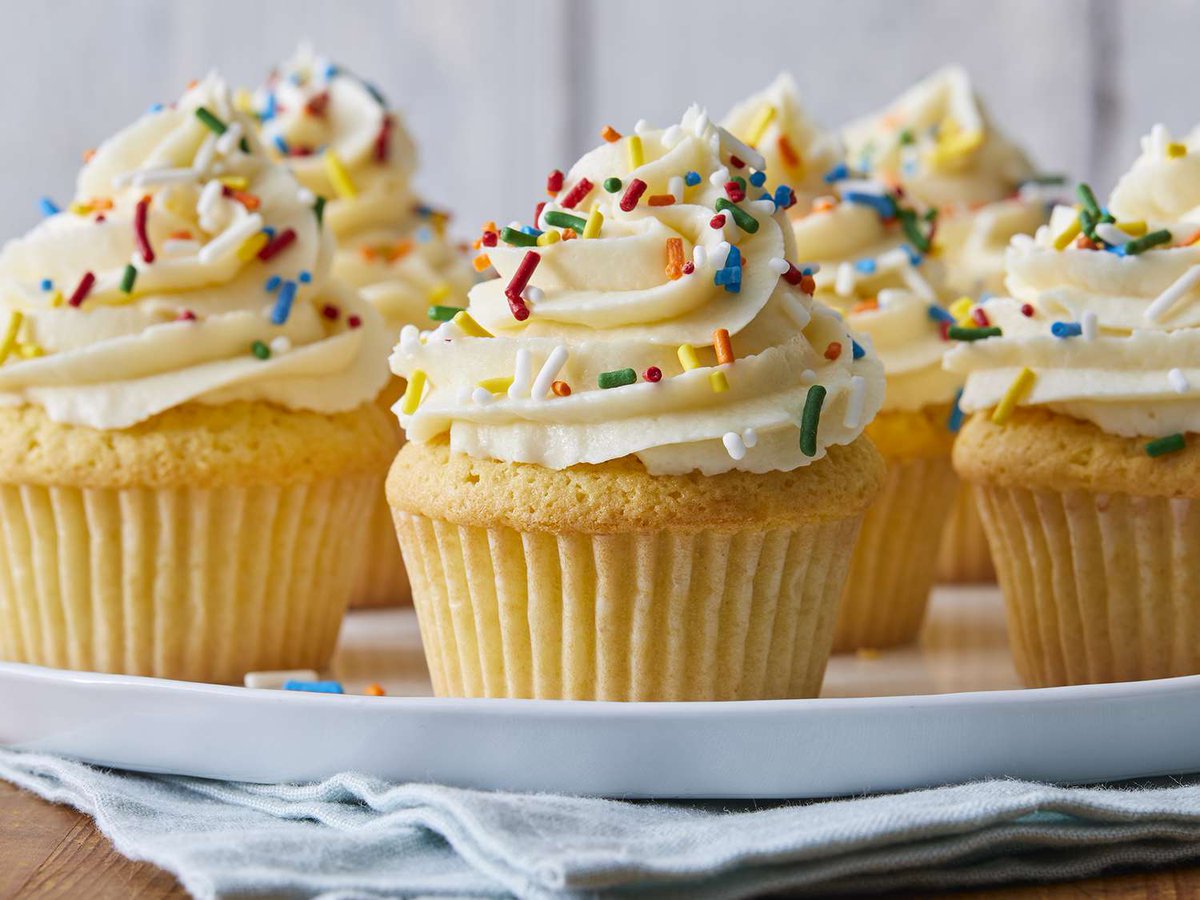 LonHarisonlf's tweet photo. Just pulled fluffy vanilla cupcakes fresh from the oven—warm, buttery, and so worth the tiny flour mess! https://t.co/oMMVGjVRGg