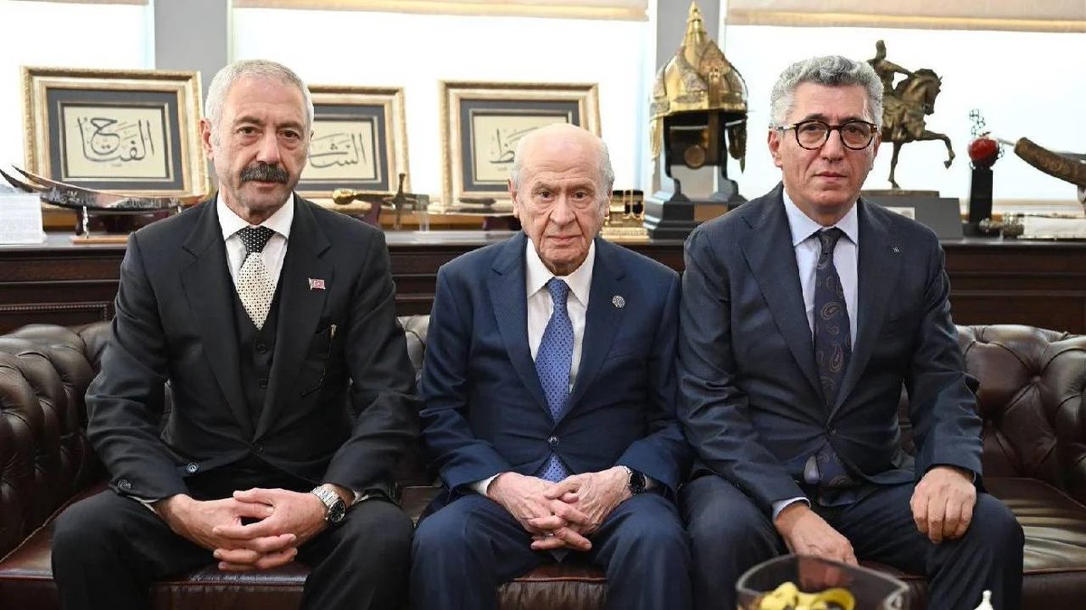 ToplumsalMht203's tweet photo. MHP mafya el ele!

Yıllardır hüsumetleriyle gündeme gelen Sarallar ve Şahinler, MHP Genel Merkezi’nde Devlet Bahçeli ile bir araya geldi.

MHP, buluşmayı “tarihi bir kucaklaşma” olarak duyurdu.

MHP ile organize suç dünyası arasındaki organik bağ bu görüntü ile tekrar gündeme geldi.