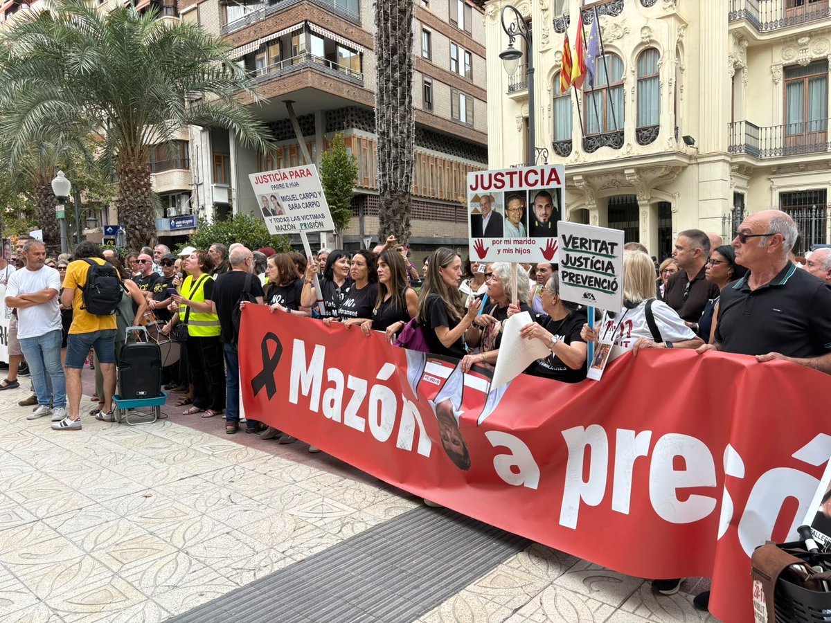 AccioCulturalPV's tweet photo. La concentració a Alacant abans amb el so de la muixeranga i una crida ben important: 

31 d'octubre, manifestació a València. 

Segon aniversari de la DANA.

#NiOblitNiPerdó https://t.co/oS6uQb0fZU