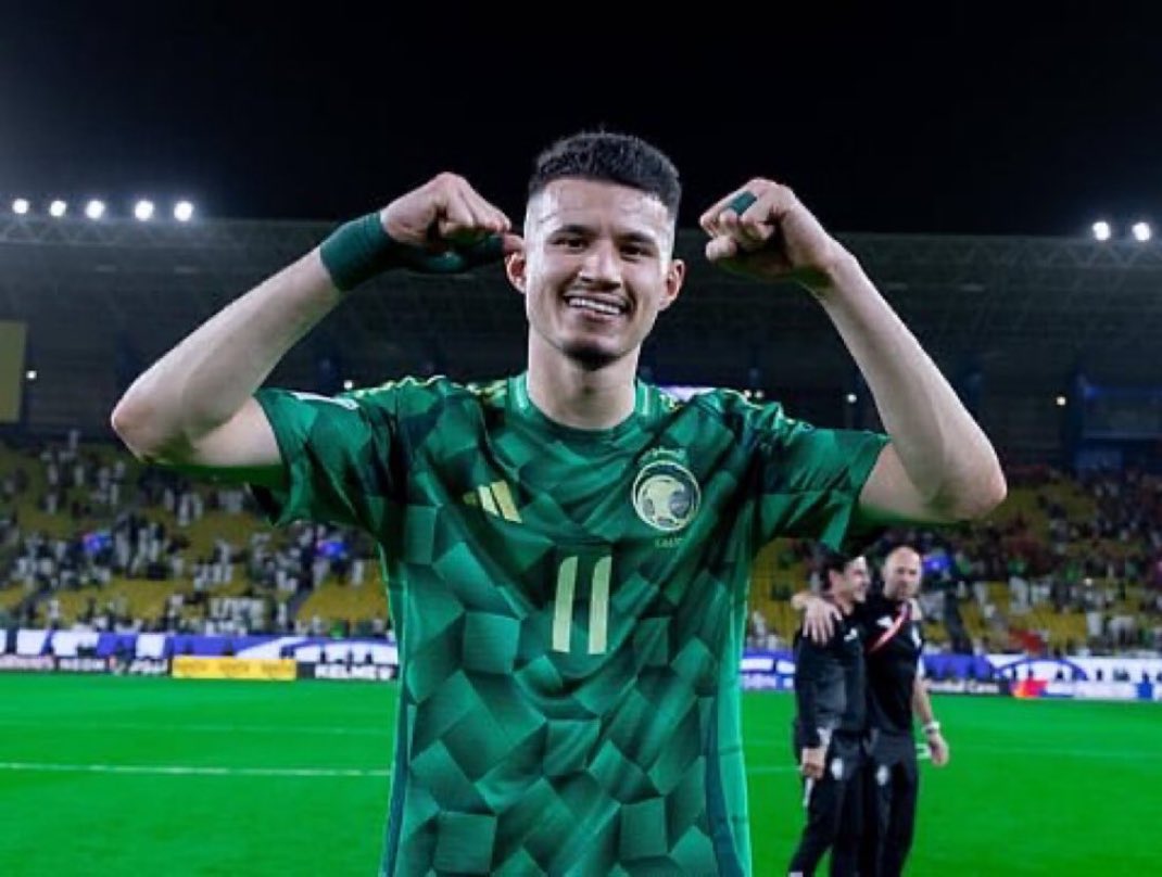 lMESHALX's tweet photo. الحمدان له سنتين ماسجل هدف رسمي مع المنتخب والمشكله لاصار قدام الباب يحاول يصنع اهداف !!! 

والله مشكلته نفسيه اكبر من انها فنيه لو يتجرأ على ويسدد حتى لو يضيع ويصير اناني قدام الباب ويستغل الفرص احتمال كبير يتغير مستواه ١٨٠ درجة https://t.co/vxsPdUvRav