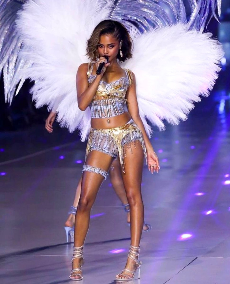 popstarrrrrs's tweet photo. Tyla’s Victoria’s Secret Show 2024 runway &amp; performance looks, She really came to serve ANGEL.😍✨️ https://t.co/GvbIxd8mhk