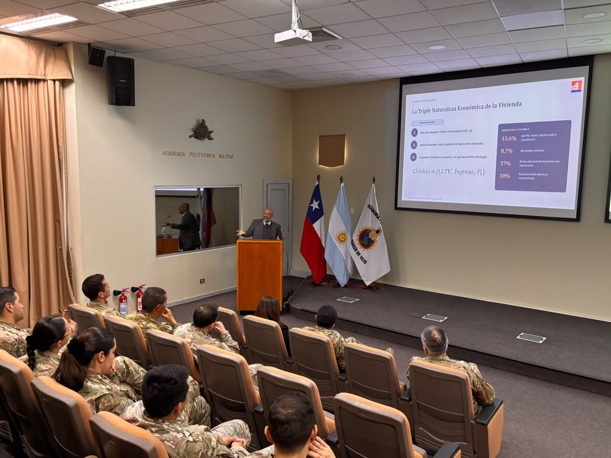 Ejercito_Chile's tweet photo. Alumnos del Curso Regular de Ingeniería Militar (CRIM) de la Academia Politécnica participaron de una charla sobre “Mercado Inmobiliario Residencial Chileno y el Nuevo Régimen Global del Costo del Capital”, encabezada por el doctor en economía financiera y economista jefe del Banco Estado, Christian Hurtado Navarro.
Esta instancia tuvo un enfoque formativo, con unidades de aprendizaje en la mención de Abastecimiento y Finanza del CRIM.
