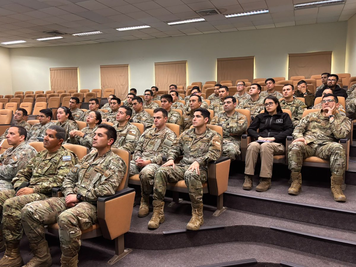 Ejercito_Chile's tweet photo. Alumnos del Curso Regular de Ingeniería Militar (CRIM) de la Academia Politécnica participaron de una charla sobre “Mercado Inmobiliario Residencial Chileno y el Nuevo Régimen Global del Costo del Capital”, encabezada por el doctor en economía financiera y economista jefe del Banco Estado, Christian Hurtado Navarro.
Esta instancia tuvo un enfoque formativo, con unidades de aprendizaje en la mención de Abastecimiento y Finanza del CRIM.