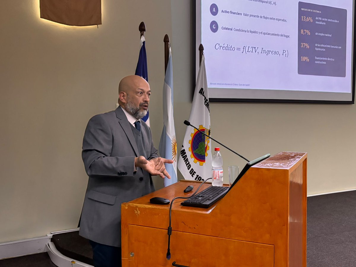 Ejercito_Chile's tweet photo. Alumnos del Curso Regular de Ingeniería Militar (CRIM) de la Academia Politécnica participaron de una charla sobre “Mercado Inmobiliario Residencial Chileno y el Nuevo Régimen Global del Costo del Capital”, encabezada por el doctor en economía financiera y economista jefe del Banco Estado, Christian Hurtado Navarro.
Esta instancia tuvo un enfoque formativo, con unidades de aprendizaje en la mención de Abastecimiento y Finanza del CRIM.