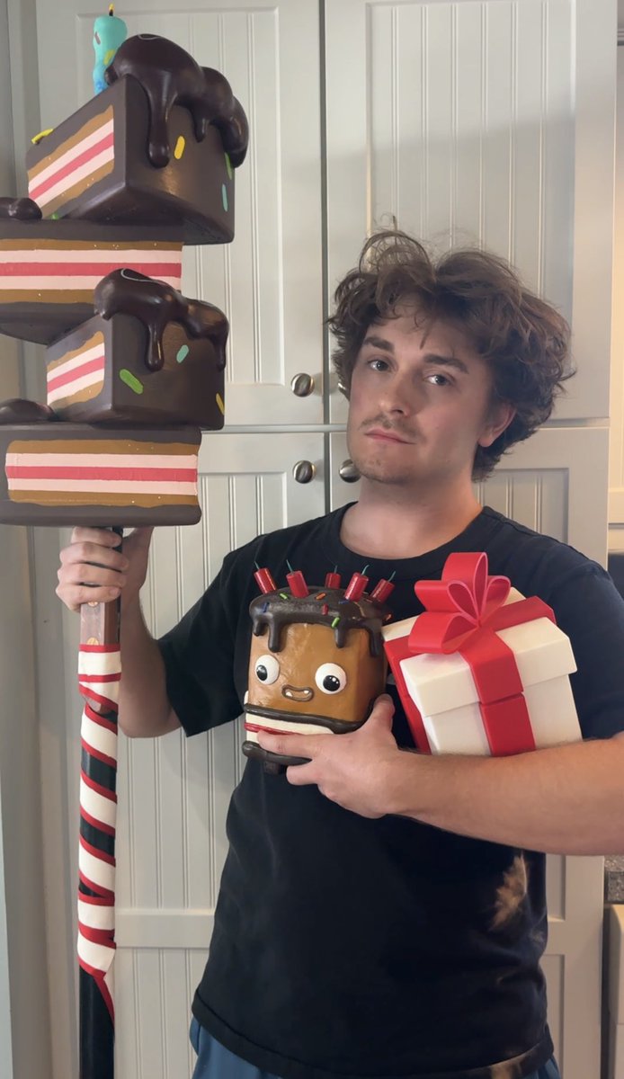 Evrizzle's tweet photo. I made the Cake Crusher pickaxe in real life⛏️

Happy 9th Birthday @Fortnite🎁🎈
#Fortniteㅤ https://t.co/YB2TBG3FTi